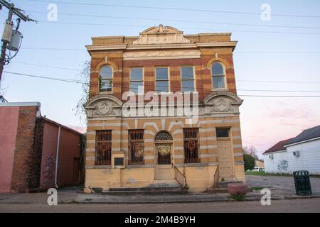 Port Gibson, USA – 1 dicembre 2022 - edificio della vecchia banca nazionale del Mississippi, eretto nel 1901 e ora vacante nel centro di Port Gibson Foto Stock