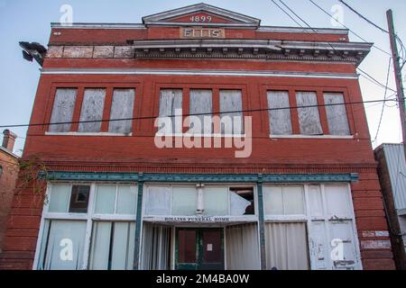 Port Gibson, USA – 1 dicembre 2022 - Ellis Building nel complesso Bernheimer, costruito nel 1899 e oggi sede di una casa funeraria a Port Gibson Foto Stock