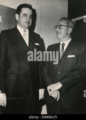 Agente italo-americano Charles Siragusa (a destra), capo della commissione investigativa dell'Illinois e arcemico del mobster della mafia Lucky Luciano, USA 1950s Foto Stock