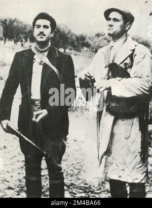 Banditi italiani Salvatore Giuliano (a destra) e il suo tenente Gaspare Pisciotta, Italia 1940s Foto Stock