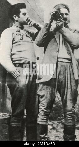 Banditi italiani Salvatore Giuliano (a destra) e il suo tenente Gaspare Pisciotta, Italia 1940s Foto Stock