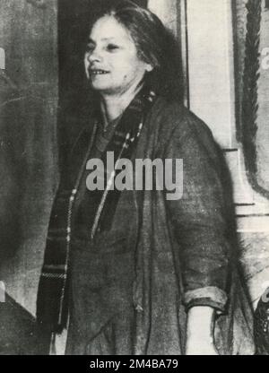 Signora Lombardo, madre del bandito italiano Salvatore Giuliano (a destra), Italia 1940s Foto Stock