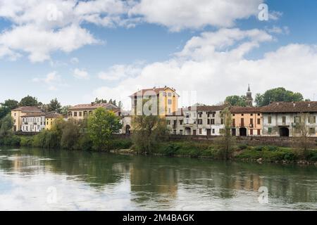 vista parziale del paese e del fiume adda, pizzighettone, italia Foto Stock