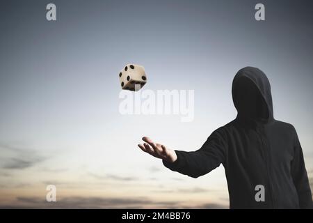 l'uomo sconosciuto lancia un dado in aria, un segno di destino e fortuna Foto Stock
