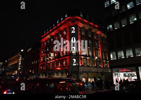 Il West End di Londra tutto ambientato per Natale , Harrods si illuminano con folle che visitano da tutto il mondo , Fortnum & Mason ha un calendario avvento creato da luci tutte illuminate in rosso e Piccadilly circo presenta un mercato di Natale con la vicina China Town che offre una vasta gamma di ristoranti, caffè bolla tè e supermercati orientali per la gente del posto e visitatori ... Foto Stock