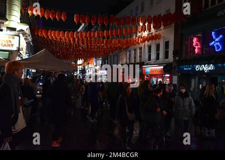 Il West End di Londra tutto ambientato per Natale , Harrods si illuminano con folle che visitano da tutto il mondo , Fortnum & Mason ha un calendario avvento creato da luci tutte illuminate in rosso e Piccadilly circo presenta un mercato di Natale con la vicina China Town che offre una vasta gamma di ristoranti, caffè bolla tè e supermercati orientali per la gente del posto e visitatori ... Foto Stock