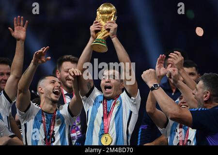 Cerimonia di premiazione, ACUNA Marcos (ARG) con coppa, coppa, trofeo, foto di squadra, squadra, team, foto di team. Giubilo, gioia, entusiasmo, gioco 64, FINALE Argentina - Francia 4-2 NE (3-3) il 18th dicembre 2022, Lusail Stadium Football World Cup 20122 in Qatar dal 20th novembre. - Dalle 18.12.2022 alle Foto Stock