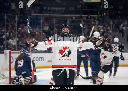 Il Team Canada Forward Sarah Fillier (10) festeggia dopo aver segnato un gol durante la Rivalry Series 2022-23 contro gli Stati Uniti d'America, lunedì, dicembre Foto Stock