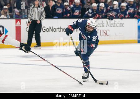 Team United States Forward Kendall Coyne Schofield (26) durante la 2022-23 Rivalry Series contro il Canada, Lunedi, 19 dicembre 2022, alle Crypto.com sono Foto Stock