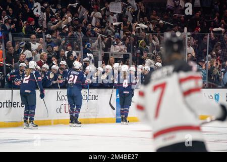 Team USA festeggia un gol durante la 2022-23 Rivalry Series contro il Canada, lunedì 19 dicembre 2022, alla Crypto.com Arena, A Los Angeles, California. Canada Foto Stock