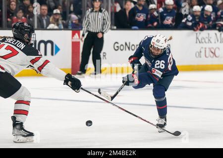 Team United States Forward Kendall Coyne Schofield (26) durante la 2022-23 Rivalry Series contro il Canada, Lunedi, 19 dicembre 2022, alle Crypto.com sono Foto Stock