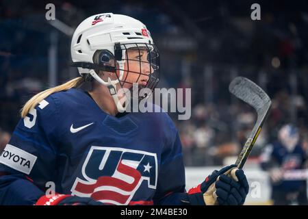 Squadra difensore degli Stati Uniti Savannah Harmon (15) durante la serie di rivalità 2022-23 contro il Canada, lunedì 19 dicembre 2022, a Crypto.com Arena, poll Foto Stock