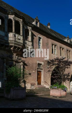La Salle du Corps de Garde, ex guardia a Colmar in Alsazia, Grand Est, Francia, è stata costruita nel 1575 sul sito di una cappella medievale. Presenta una loggia rinascimentale superbamente scolpita dalla quale i magistrati hanno usato per annunciare pubblicamente le condanne e le condanne che hanno consegnato a cittadini colpevoli. Foto Stock