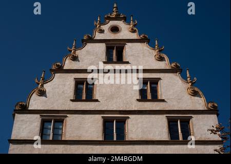 Curve, rotoli, obelischi e pinne: Il caratteristico timpano con pendici curvilinei e decorazione scultorea di Maison Kern, costruito nel 1594 in stile Renish o rinascimentale tedesco in Rue du Conseil-Souverain 1 nel cuore storico di Colmar, Alsazia, Grand Est, Francia. Foto Stock