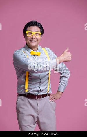 Studio shot di umoristico uomo cinese anziano Foto Stock