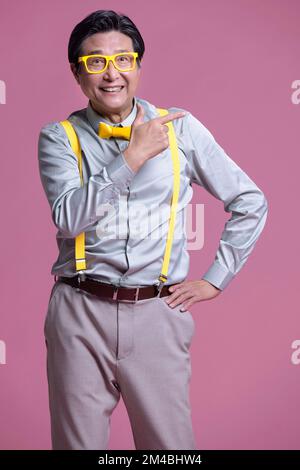 Studio shot di umoristico uomo cinese anziano Foto Stock