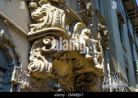 Balcone di vecchia casa lungo viale Certosa a Milano, Lombardia, Italia