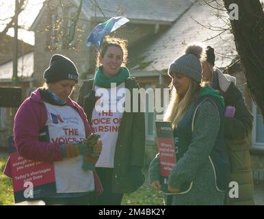 Dicembre 20th 2022. Oxford, Regno Unito, gli infermieri hanno preso alle linee del picket per il secondo giorno per sciopero per la paga giusta e il personale sicuro. Gli infermieri vogliono un aumento salariale del 5% più l’inflazione, sostenendo di aver subito un decennio di tagli in termini reali che hanno comportato una retribuzione bassa, una carenza di personale e un’assistenza non sicura ai pazienti, in quanto i posti di lavoro restano elevati. Gli infermieri sono segnalati per essere in difficoltà finanziaria a causa del costo della crisi vivente. Bridget Catterall/AlamyLiveNews Foto Stock