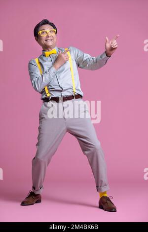 Studio shot di umoristico uomo cinese anziano Foto Stock