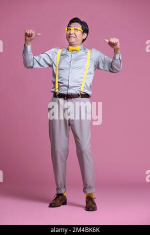 Studio shot di umoristico uomo cinese anziano Foto Stock