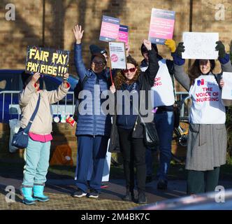 Dicembre 20th 2022. Oxford, Regno Unito, gli infermieri hanno preso alle linee del picket per il secondo giorno per sciopero per la paga giusta e il personale sicuro. Gli infermieri vogliono un aumento salariale del 5% più l’inflazione, sostenendo di aver subito un decennio di tagli in termini reali che hanno comportato una retribuzione bassa, una carenza di personale e un’assistenza non sicura ai pazienti, in quanto i posti di lavoro restano elevati. Gli infermieri sono segnalati per essere in difficoltà finanziaria a causa del costo della crisi vivente. Bridget Catterall/AlamyLiveNews Foto Stock