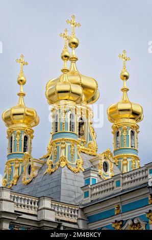 Le guglie dorate della Chiesa della Risurrezione nel Palazzo di Caterina. Situato nella città di Tsarskoye Selo (Pushkin), St. Petersburg, Russia. 24 Foto Stock
