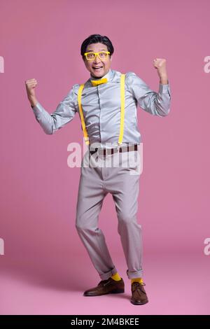Studio shot di umoristico uomo cinese anziano Foto Stock
