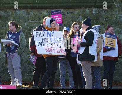 Dicembre 20th 2022. Oxford, Regno Unito, gli infermieri hanno preso alle linee del picket per il secondo giorno per sciopero per la paga giusta e il personale sicuro. Gli infermieri vogliono un aumento salariale del 5% più l’inflazione, sostenendo di aver subito un decennio di tagli in termini reali che hanno comportato una retribuzione bassa, una carenza di personale e un’assistenza non sicura ai pazienti, in quanto i posti di lavoro restano elevati. Gli infermieri sono segnalati per essere in difficoltà finanziaria a causa del costo della crisi vivente. Bridget Catterall/AlamyLiveNews Foto Stock