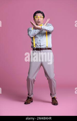 Studio shot di umoristico uomo cinese anziano Foto Stock