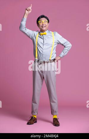 Studio shot di umoristico uomo cinese anziano Foto Stock