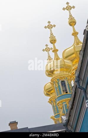 Le guglie dorate della Chiesa della Risurrezione nel Palazzo di Caterina. Situato nella città di Tsarskoye Selo (Pushkin), St. Petersburg, Russia. 24 Foto Stock