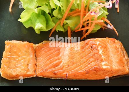 fetta di pesce di salmone grigliato sul piatto con la coppia di verdure mangiate riso semplice, salsa di soia dolce Foto Stock