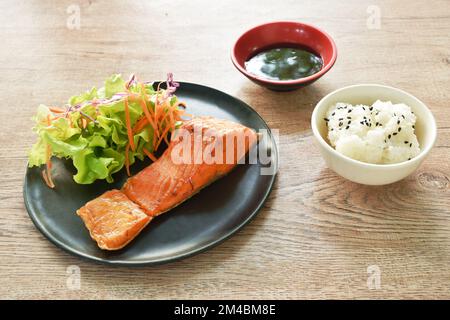 fetta di pesce di salmone grigliato sul piatto con la coppia di verdure mangiate riso semplice, salsa di soia dolce Foto Stock