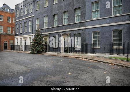 Downing Street, residenza ufficiale del primo ministro britannico, esterno con albero di Natale, Londra, Regno Unito Foto Stock