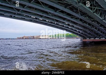 Troitskiy ponte, uno dei ponti di San Pietroburgo. Trinità Ponte - Troitskiy ponte - sul fiume Neva a San Pietroburgo, Russia. 24.06.11 Foto Stock