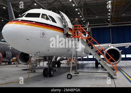 Colonia, Germania. 20th Dec, 2022. L'Airbus A319 OH si trova in un hangar dell'aeronautica tedesca. L'Airbus A319 OH sarà utilizzato in futuro per dare vita al "Trattato sui cieli aperti (OH)". In questo trattato del 1992, gli stati membri si impegnano ad avere voli di osservazione effettuati sul loro territorio nazionale da altri stati contraenti. Credit: Federico Gambarini/dpa/Alamy Live News Foto Stock