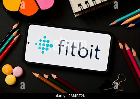 Polonia. 17th Dec, 2022. In questa immagine, un logo Fitbit visualizzato su uno smartphone. (Foto di Mateusz Slodkowski/SOPA Images/Sipa USA) Credit: Sipa USA/Alamy Live News Foto Stock