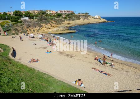 Porto Torres, Italia - 16 Oktober 2022: Persone che prendono il sole sulla spiaggia di Balai a Porto Torres in Sardegna in Italia Foto Stock