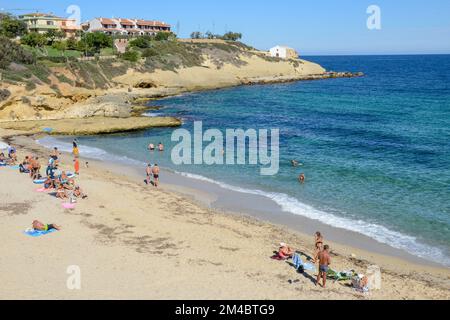 Porto Torres, Italia - 16 Oktober 2022: Persone che prendono il sole sulla spiaggia di Balai a Porto Torres in Sardegna in Italia Foto Stock