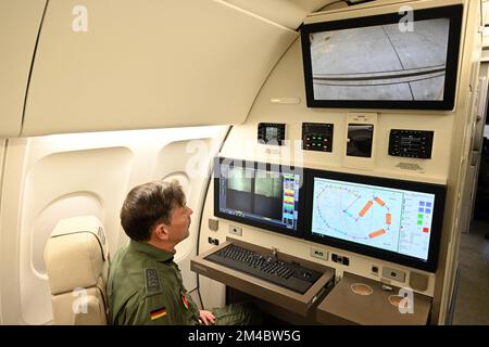 Colonia, Germania. 20th Dec, 2022. Un membro dell'equipaggio gestisce un computer a bordo dell'Airbus A319 OH. L'aeromobile sarà utilizzato in futuro per dare vita al "Trattato sui cieli aperti (OH)". In questo trattato del 1992, gli stati membri si impegnano ad avere voli di osservazione effettuati sul loro territorio nazionale da altri stati contraenti. Credit: Federico Gambarini/dpa/Alamy Live News Foto Stock