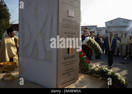 20 dicembre 2022, Popesti Leordeni, Romania. Un memoriale è stato svelato oggi in memoria di Ian Henry Parry (nato nel 1965, morto nel 1989 - la data di nascita del memoriale non è corretta), un giovane fotografo freelance britannico che è morto il 28th dicembre 1989, mentre su incarico di un giornale britannico che copre la Rivoluzione rumena. Due giornalisti sono anche commemorati nel nuovo memoriale, Danny Huwe del Belgio e Jean-Louis Calderon della Francia. Alla cerimonia erano presenti Ian ParryÕs fratello Charles, editore di immagini Aidan Sullivan con cui Ian lavorava al momento della sua morte, e British Amb Foto Stock