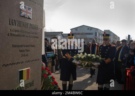 20 dicembre 2022, Popesti Leordeni, Romania. Un memoriale è stato svelato oggi in memoria di Ian Henry Parry (nato nel 1965, morto nel 1989 - la data di nascita del memoriale non è corretta), un giovane fotografo freelance britannico che è morto il 28th dicembre 1989, mentre su incarico di un giornale britannico che copre la Rivoluzione rumena. Due giornalisti sono anche commemorati nel nuovo memoriale, Danny Huwe del Belgio e Jean-Louis Calderon della Francia. Alla cerimonia erano presenti Ian ParryÕs fratello Charles, editore di immagini Aidan Sullivan con cui Ian lavorava al momento della sua morte, e British Amb Foto Stock