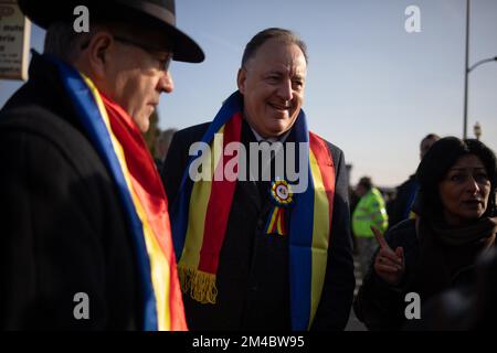 20 dicembre 2022, Popesti Leordeni, Romania. Un memoriale è stato svelato oggi in memoria di Ian Henry Parry (nato nel 1965, morto nel 1989 - la data di nascita del memoriale non è corretta), un giovane fotografo freelance britannico che è morto il 28th dicembre 1989, mentre su incarico di un giornale britannico che copre la Rivoluzione rumena. Due giornalisti sono anche commemorati nel nuovo memoriale, Danny Huwe del Belgio e Jean-Louis Calderon della Francia. Alla cerimonia erano presenti Ian ParryÕs fratello Charles (nella foto, al centro), l'editore di immagini Aidan Sullivan con il quale Ian stava lavorando al tempo del suo dea Foto Stock