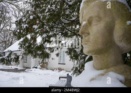 Coperto dalla neve Frederic Chopin arenaria busto di Stanisław Sikora di fronte alla casa natale di Chopin a Żelazowa Wola, Polonia. Foto Stock