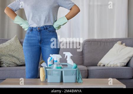 Closeup di donna, pulizia e cesto con prodotto in soggiorno, salotto e casa di pulizia, manutenzione o disinfezione. Pulizia, pulizia e Foto Stock