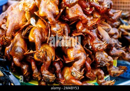 Frittura di piccoli uccelli sono delicassies per persone in Pnom Penh Foto Stock