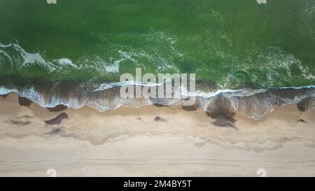 Una vista aerea dall'alto della costa danese sul Mare del Nord con una spiaggia di sabbia e onde Foto Stock