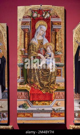 Madonna col Bambino in trono, particolare da “Madonna col Bambino e santi” (Trittico di San Domenico) - tempera e olio su tavola - Carlo Crivel Foto Stock