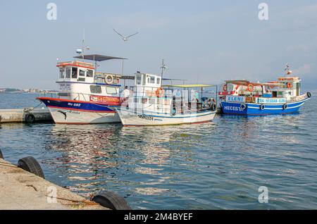 Barche da pesca nella baia sullo sfondo della città vecchia di Nessebar, Bulgaria. Foto Stock