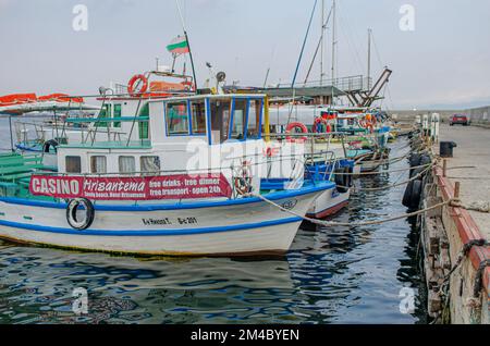 Barche da pesca nella baia sullo sfondo della città vecchia di Nessebar, Bulgaria. Foto Stock